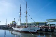 DDR-Segelschulschiff „Greif“ nach Jahren der Sanierung wieder im Wasser