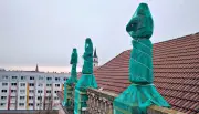 Dessauer Friedensplatz: Gefährdete Skulpturen werden aus Sicherheitsgründen verhüllt