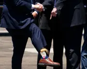 Duma-Abgeordnete erhalten bei historischem USA-Besuch Trump-Socken als Geschenk
