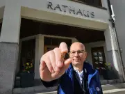 Ehering auf Raststätte verloren – Ehrlicher Lkw-Fahrer sorgt für glückliches Ende