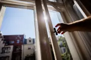 Energie sparen im Frühjahr: Konstantes Heizen und längeres Lüften beugt Schimmel vor