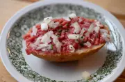 Erneuter Zwiebelmett-Rückruf bei Penny: STEC-Bakterien in Wurst entdeckt