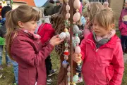 Erster Ostereierbaum in Plötzkau: Kinder schmücken neue Tradition