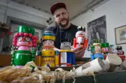 Erzgebirgische Holzkunst revolutioniert: Nussknacker wird zum Teamplayer im 'Knack-Dialog'