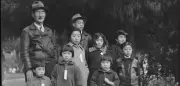 Familie Mochida 1942: Warten auf den Bus ins Internierungslager in Kalifornien