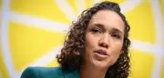 FDP-Politikerin Nicole Büttner löst Wahlwette ein und rasiert sich Glatze
