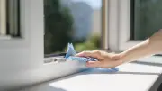 Fensterrahmen reinigen: So werden sie wieder strahlend weiß - Tipps und Hausmittel