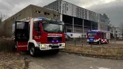 Feuerwehr im Dauereinsatz: Bauruine BAZ-Halle in Neubrandenburg erneut Schauplatz von Brandstiftung