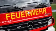 Feuerwehr verhindert größeren Waldbrand nach Kinderstreich mit Laubblatt