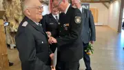 Feuerwehrmann Hans-Jürgen Kuck für 60 Jahre Ehrenamt in Kletzin geehrt