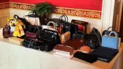 First Ladies und ihre Luxus-Taschen: Ein Tisch voller teurer Accessoires im Weißen Haus
