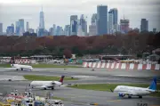 Flugzeug kollidiert auf LaGuardia Airport in New York mit Fahrzeug - mehrere Verletzte
