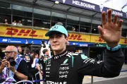 Formel-1-Auftakt in Australien: Russell holt Pole, Verstappen stürzt ab