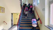Frankfurter Grundschule: 12 Sicherheitsleute bewachen Treppe wegen 7 cm zu niedrigem Geländer