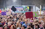 Frauentag in Berlin: Tausende demonstrieren lautstark für Gleichberechtigung und Solidarität