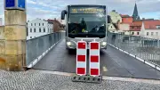 Fußgängerbrücke in Bernburg gesperrt: Loch am Saalplatz stoppt Citybus-Verkehr