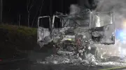 Geplatzter Reifen löst Lkw-Brand auf A2 bei Burg aus: Fahrer rettet sich durch schnelle Reaktion