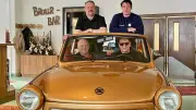 Goldener Trabant als DDR-Nostalgie-Magnet: Kultauto zieht in Rügener Hotel-Bar ein