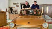 Goldener Trabi als DDR-Nostalgie-Magnet: Broiler-Bar auf Rügen bekommt besonderes Schmuckstück