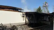 Großbrand in Hedersleben: Carport und Schuppen komplett zerstört - Feuerwehr rettet angrenzende Häuser