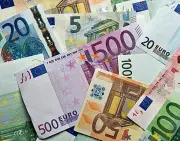 Grundschüler bringt 5.000 Euro in die Schule: Polizei klärt ungewöhnlichen Fall