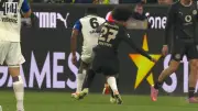 Halbzeit-Eklat im Bundesliga-Derby: Adeyemis Frust-Foul sorgt für Zoff