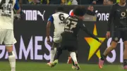 Halbzeit-Eklat im Bundesliga-Spiel: Adeyemis Frust-Foul löst Zoff aus