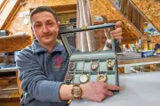 Handwerk im Burgenlandkreis: Naumburgs neuer Uhrmacher-Meister mit eigener Kollektion