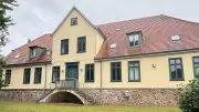 Historisches Amtshaus Broda am Tollensesee: Erbbaurecht mit Klosterfundament wird versteigert