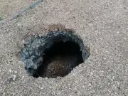 Hohlraum auf Nienburger Friedhof: Stadtverwaltung reagiert auf plötzliches Loch