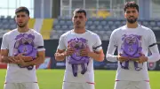 Iranisches Länderspiel: Schulranzen-Protest gegen Kriegsopfer im Stadion von Antalya