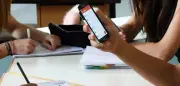 Jedes dritte Kind sieht belastende Inhalte in Klassenchats: Umfrage offenbart Problem
