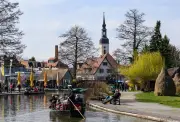 Kahn-Saison im Spreewald gestartet: Traditionelle Fahrten durch blühende Landschaft