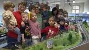 Kita-Kinder aus Ueckermünde entdecken faszinierende Miniaturwelt beim Modellbahnclub