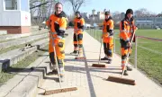 Kuhlmann-Azubis pflastern Weg zum Kunstrasenplatz des SV Einheit Bernburg