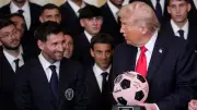 Kuriose Ehrung im Weißen Haus: Messi überreicht Trump persönlichen Fußball