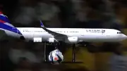 Kuriose Werbeaktion: Mini-Flugzeug bringt Ball zum Finale in Sao Paulo