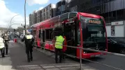 Linienbus kollidiert mit Lkw vor Einkaufszentrum in Hamburg-Langenhorn