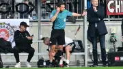 Linienrichter muss mit Wade-Verletzung ausgewechselt werden - Remis zwischen St. Pauli und Frankfurt