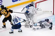 Lukas Reichel glänzt bei NHL-Debüt für Boston Bruins mit Tor und Vorlage