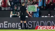 Manuel Gräfe analysiert VAR-Eingriffe: BVB profitiert von Handspiel-Entscheidung