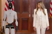 Melania Trump empfängt mit humanoider Roboter-Begleitung im Weißen Haus