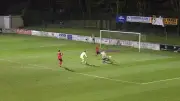 Mitten im Sprint: Verletzungs-Tor grenzt an ein Wunder im Fußball