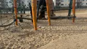 Müllchaos auf Torgelower Spielplatz: Anwohnerin schockiert über Kippen und Abfall