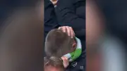 Nach Gelb-Roter Karte: Wolfsburg-Fan bricht auf Tribüne in Tränen aus