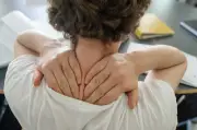Nackenschmerzen effektiv bekämpfen: Ursachen, Prävention und schnelle Hilfe