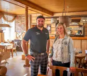 Naumburger Gastronomie und Handel: Ein Jahr nach den Übernahmen – Wie läuft es in der „Alten Scheune“ und beim Edeka?