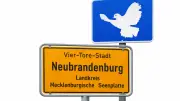 Neubrandenburg: Zweiter Anlauf für Friedenstauben-Schilder an Ortseingängen