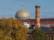 Neue Markierungen erinnern an jüdisches Leben in Berlin: QR-Codes machen Vergangenheit lebendig