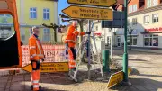 Neue Wegweiser in Mirow: Straßenbauamt Neustrelitz tauscht verwitterte Schilder aus